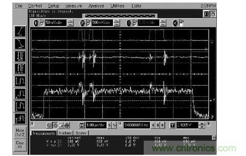 在此示波器照片中，最上面的波形取自JP1(到數(shù)字電位器的數(shù)字碼)，第二個(gè)波形取自JP5(相鄰模擬走線上的噪聲)，最下面的波形取自TP10(16位D/A轉(zhuǎn)換器輸出端的噪聲)。