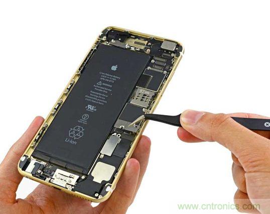 與iPhone 5S相比，電池尺寸更大，電池效率提高了16%。整部手機(jī)看起來就像一件藝術(shù)品，但看不到太多的內(nèi)部構(gòu)造。（來源：iFixit）